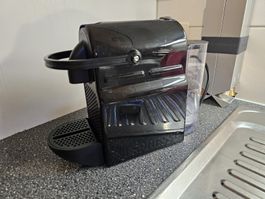 Nespresso Kaffeemaschine mit Kapselbehälter dazu