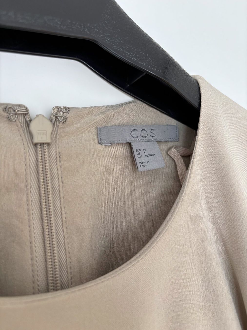 Cos Top: COS Top mit Wasserfallärmel Gr. 34, NEU – Nuovo (secondo la descrizione) da Zürich venduto da dulceamargo 2