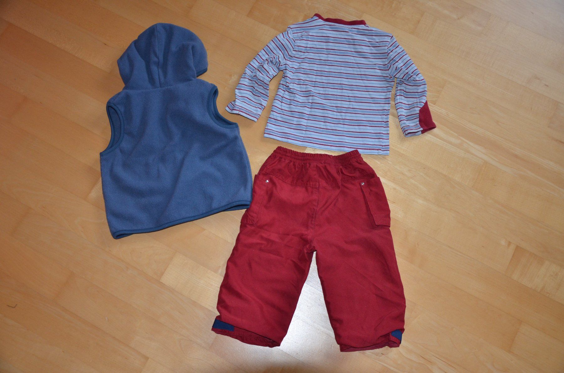 Kleiderpakete & -sets: Dreiteiler Pulli/Hosen/Gilet, Gr. 80 (W134) – Gebraucht aus Schmitten FR von giba11 1
