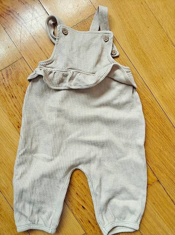 Hosen: Latzhose beige aus Strick Gr. 68 – Gebraucht aus Liestal von Robalani