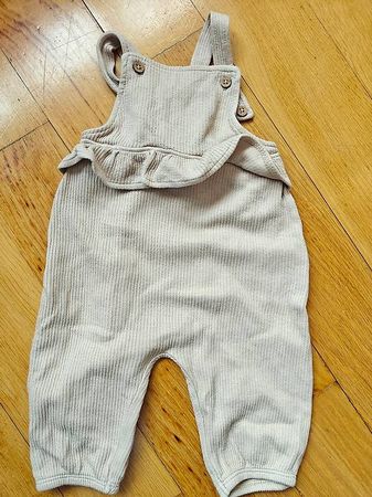 Latzhose beige aus Strick Gr. 68