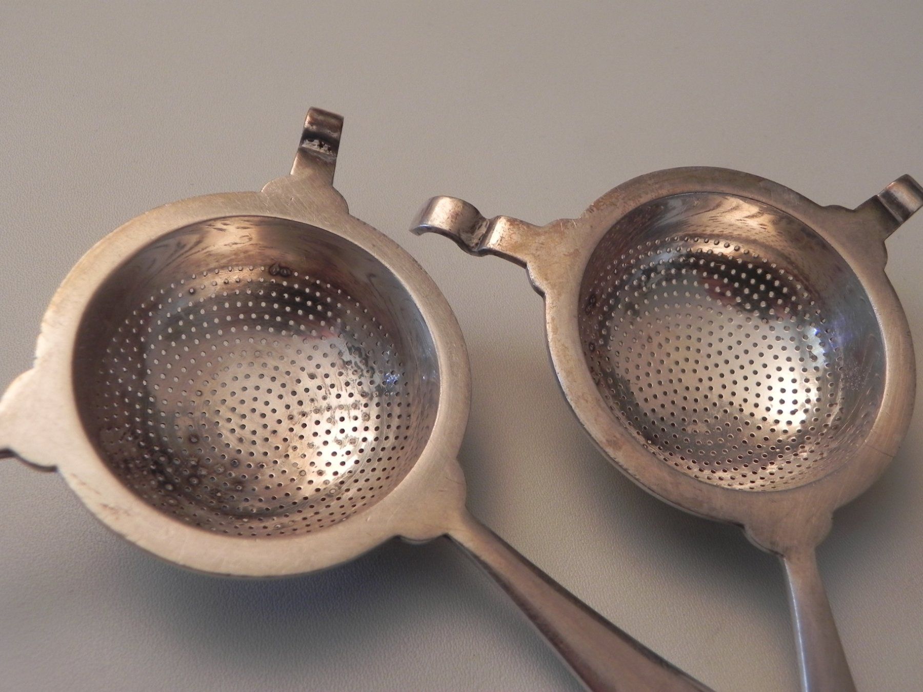 Christofle Set di piatti: 2 Teesieb/Teefilter CHRISTOFLE Paris – Usato da Minusio venduto da Lory64 1