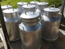 8 boilles à lait