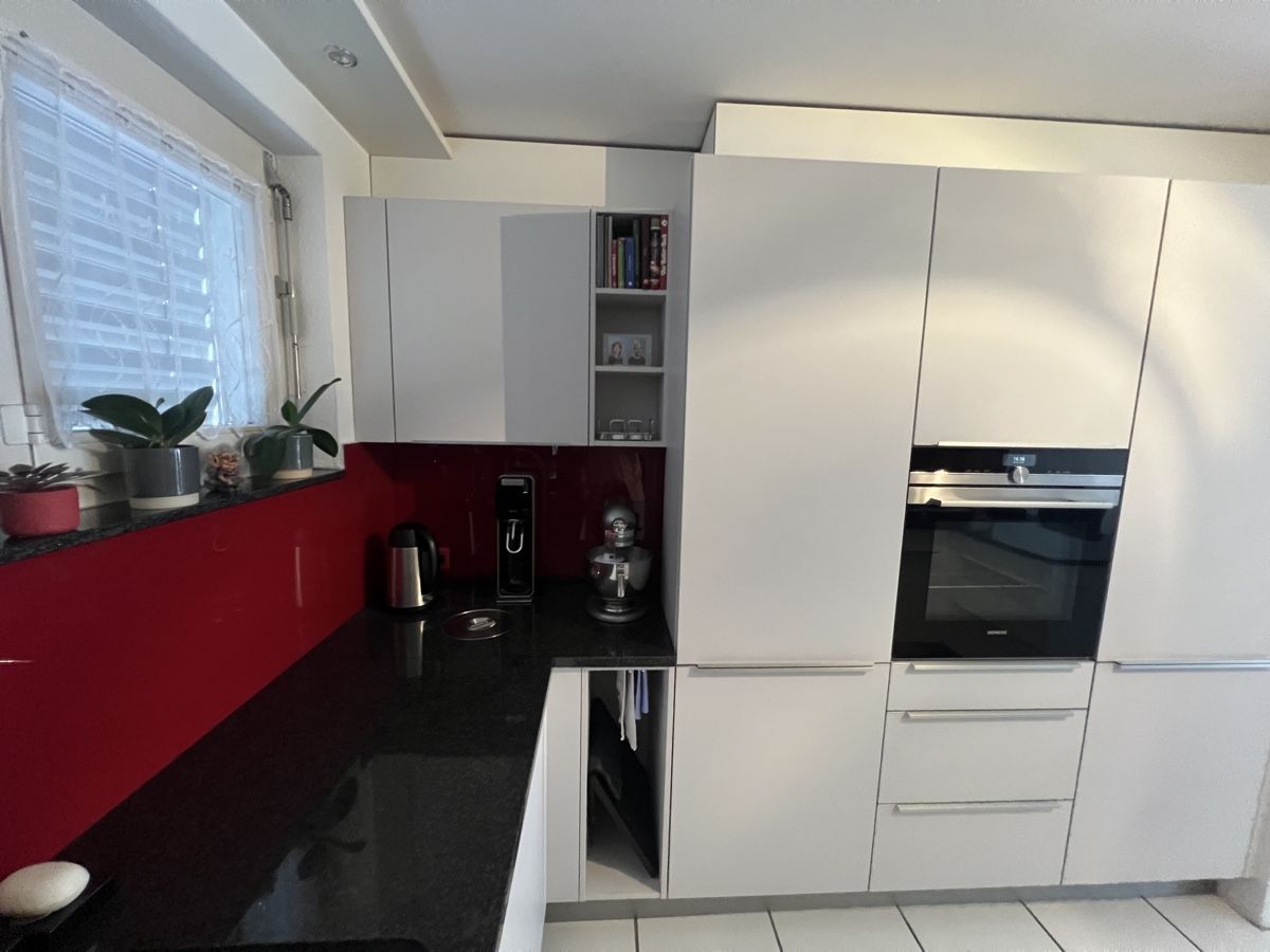 Cucine complete: Moderne Einbauküche mit Granitabdeckung & Geräten – Usato da Erlinsbach venduto da Sphair01 4