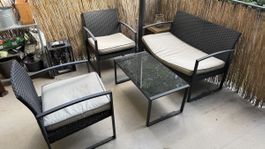 Gartenlounge mit Tisch