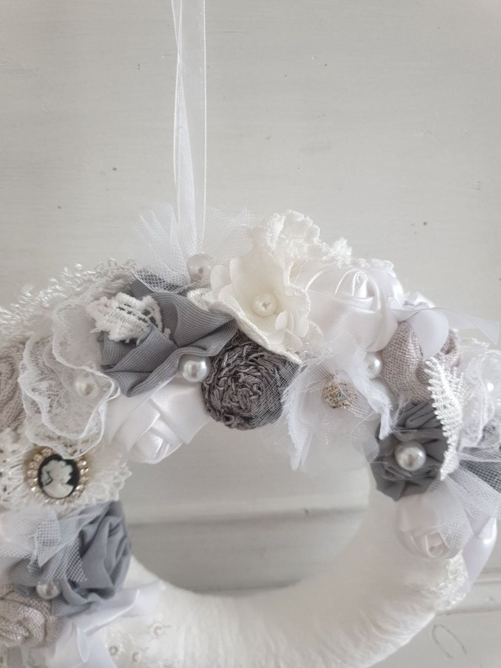 Tutte le decorazioni: Kranz Deko Shabby Chic Spitze Geschenk Muttertag Grau Weiss – Nuovo e nell'imballaggio originale da Gossau ZH venduto da Goes05 2