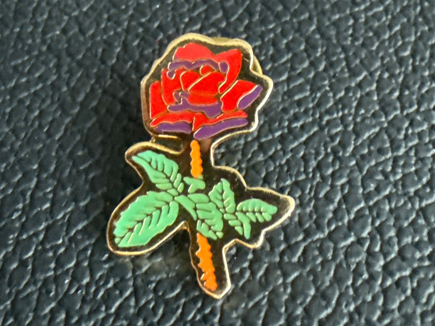 Plaketten & Abzeichen: Pin Rose – Gebraucht aus Glattbrugg von Schweigmatt