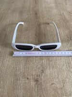 Weisse Retro Sonnenbrille mit Case