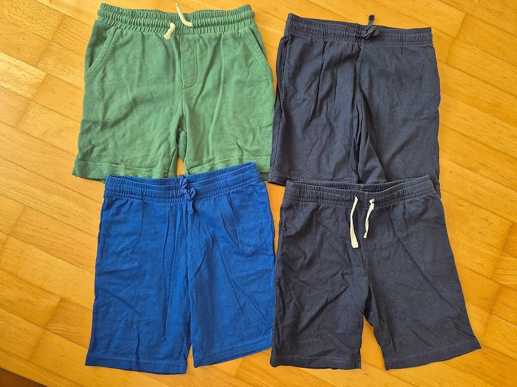 H&M Hosen: 4 kurze Hosen Grösse 128 – Gebraucht aus Wittenbach von MOW9