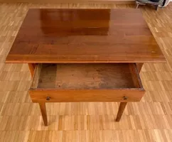 Schöner kleiner Holztisch mit Schublade