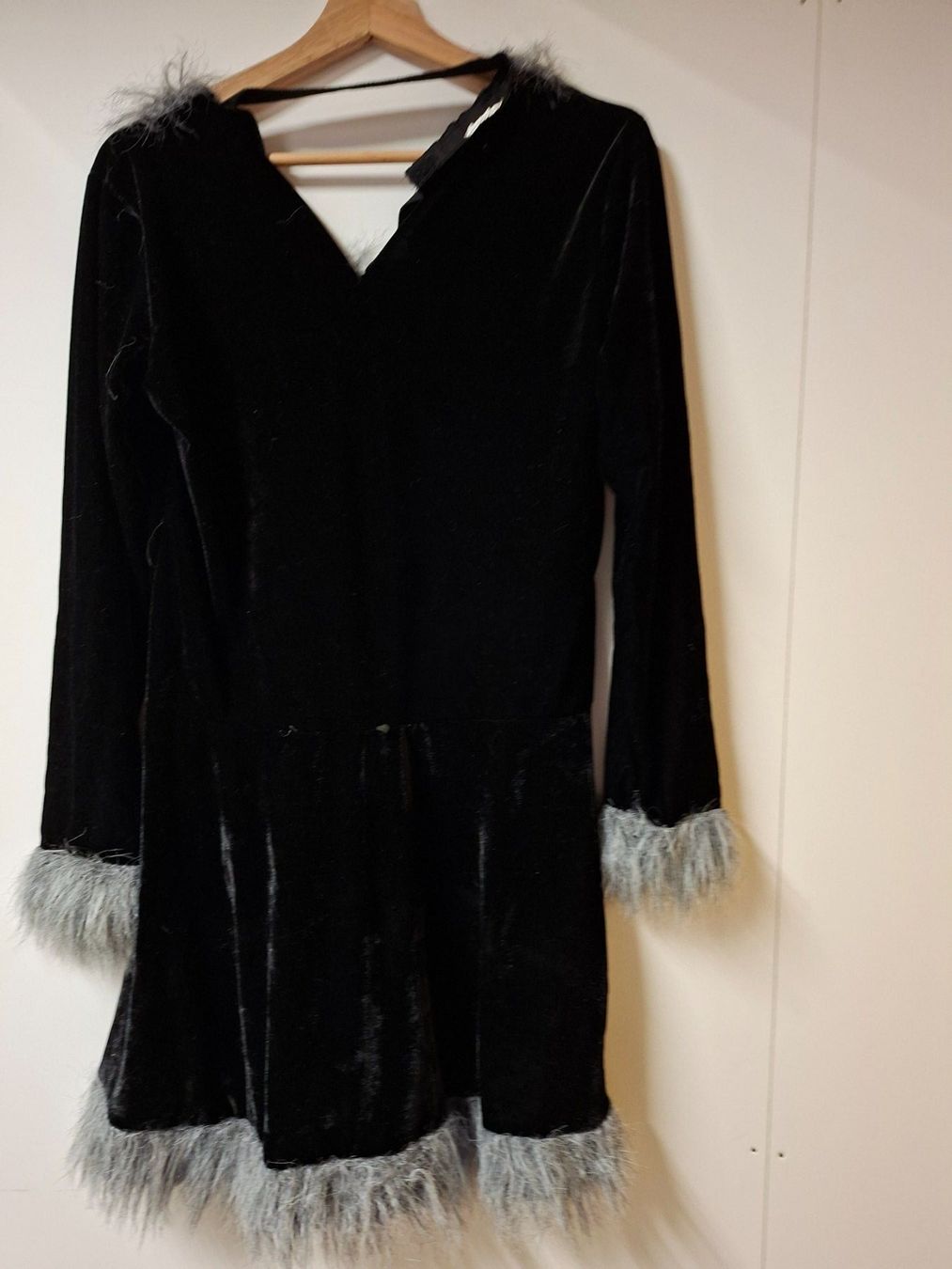Costumi: Schwarzes Samtkleid mit Kunstfell, Grösse ca. 36-38 – Usato da Bäch SZ venduto da nadinek85 3