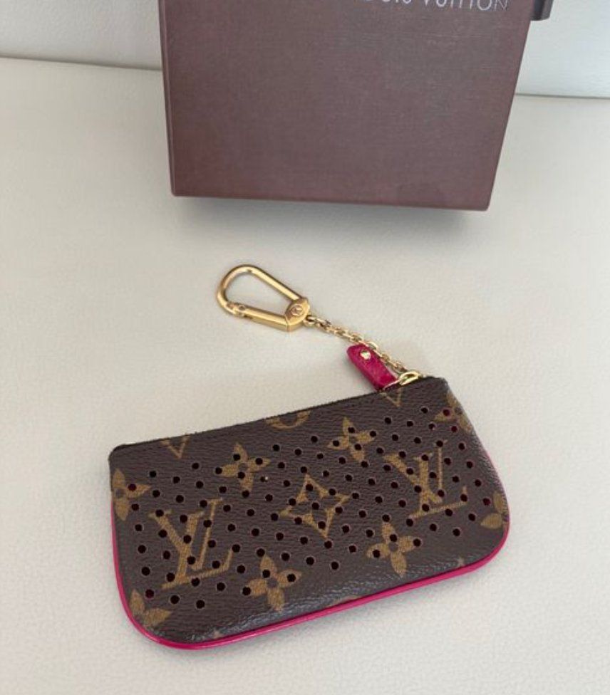 Louis Vuitton Taschen für Damen: Louis Vuitton Schlüsseletui Perforated – Gebraucht aus Steinhausen von Luxury_Limited 6