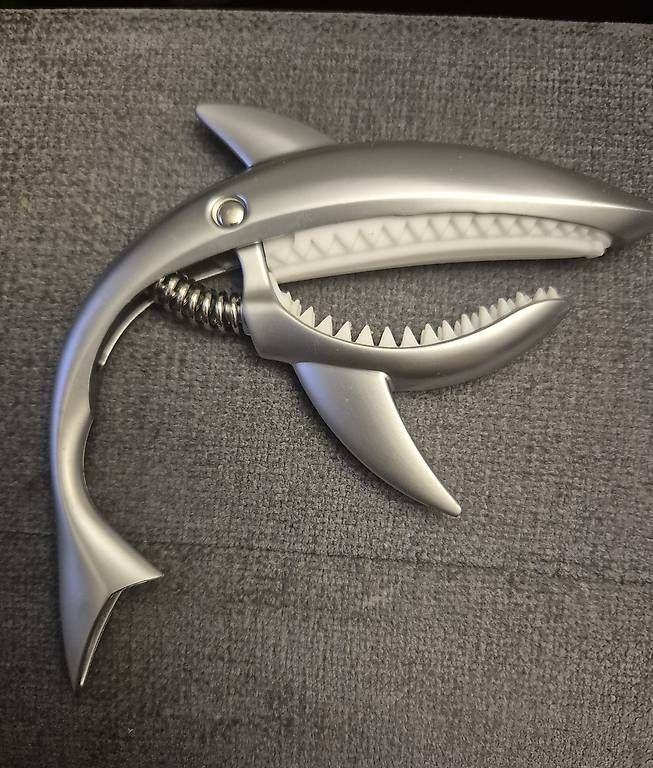 Strumenti musicali: Kapodaster in Haifisch-Form – Nuovo e nell'imballaggio originale da Niederhasli venduto da mybluefish