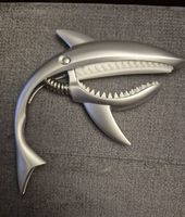 Kapodaster in Haifisch-Form