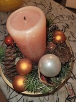 Adventsgesteck Kerze, Tannenzapfen, Kugeln - Winter Deko