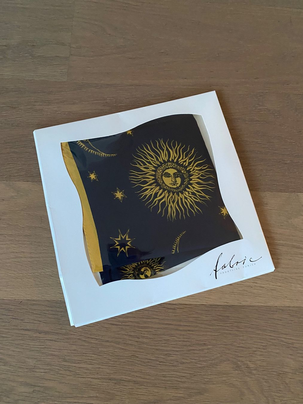Fabric Frontline Foulard & Sciarpe: Fabric Frontline Seidenfoulard – Nuovo e nell'imballaggio originale da Wallisellen venduto da hub_zyd5 1