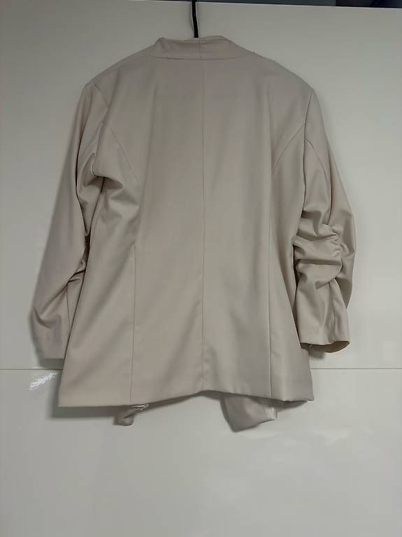 Jacken: Cremig farbener Blazer – Neu und originalverpackt aus Sirnach von ang_5vct 1