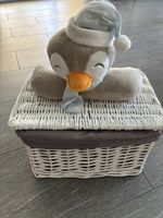 Korb mit Pinguin-Plüschtier