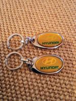 2 STK. Schlüsselanhänger HYUNDAI, Metall, ca. 10 cm