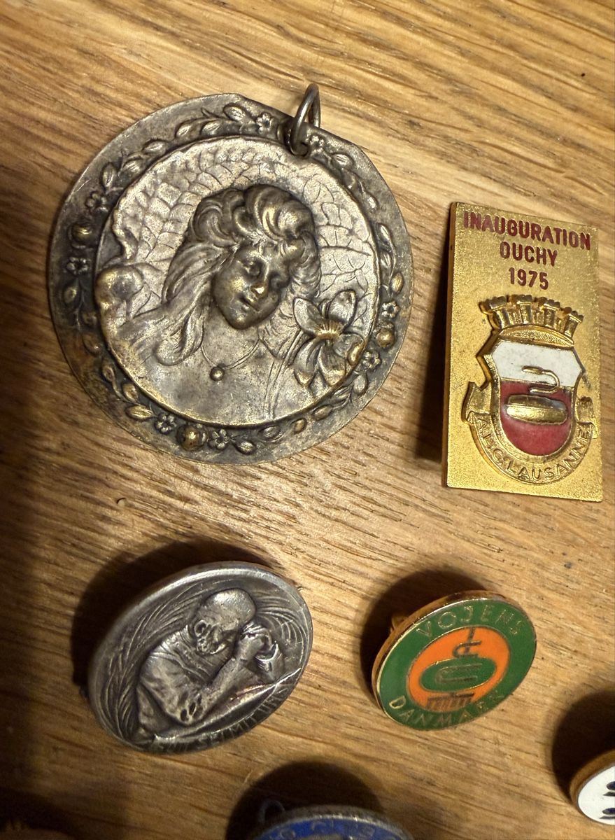 Placchette & Badge: Lot Pin Broschen Anhänger Abzeichen – Usato da Goldach venduto da Donpancho 3