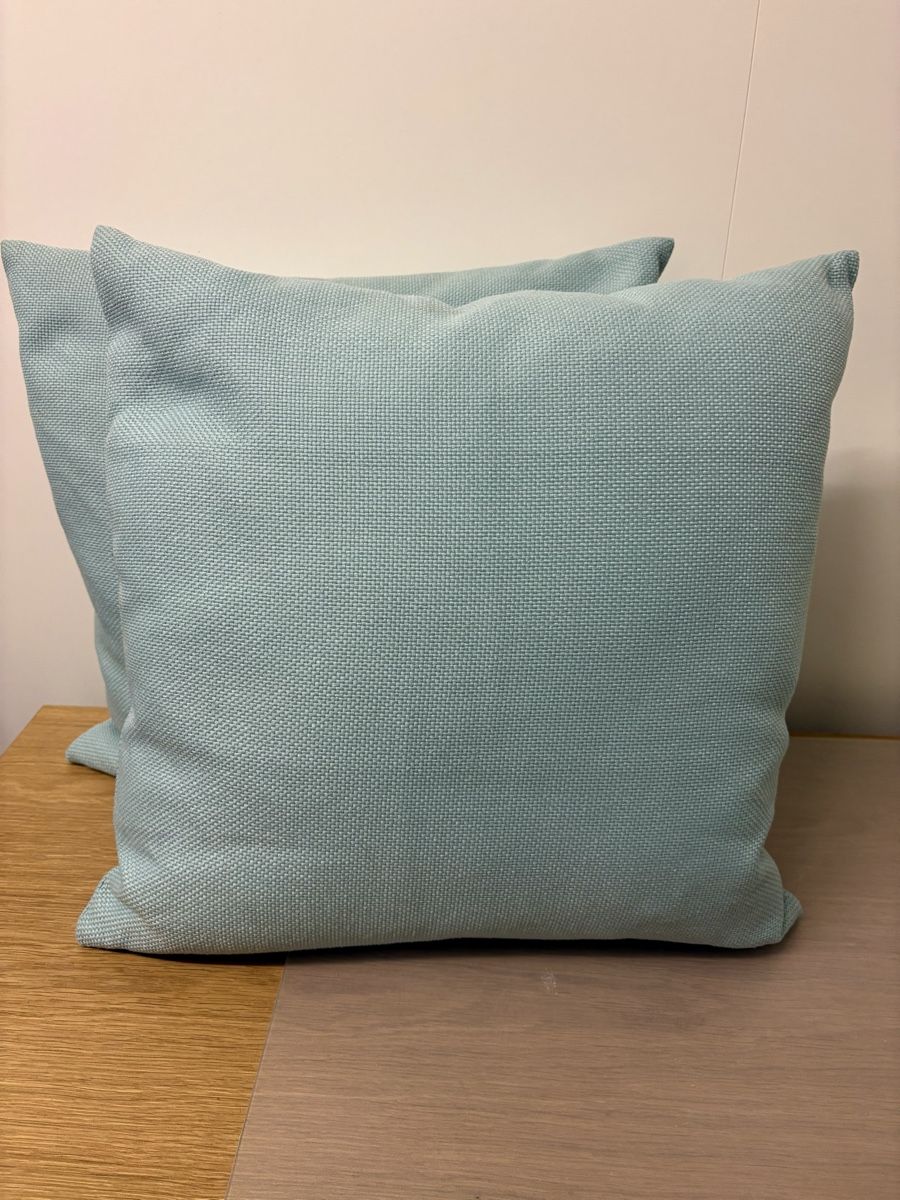Cuscini: 2 Outdoorkissen hellblau! 50x50cm – Usato da Knonau venduto da Knonaueramt 1