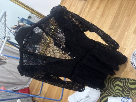 Zara Kleid schwarz Spitze mit Schmuckknöpfen Grösse M