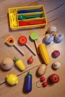 Spielküchen-Zubehör: Lebensmittel aus Holz & Besteckset