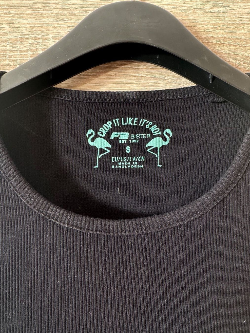 T-shirt: Crop top noir – Usato da Montreux venduto da Izapechee 1