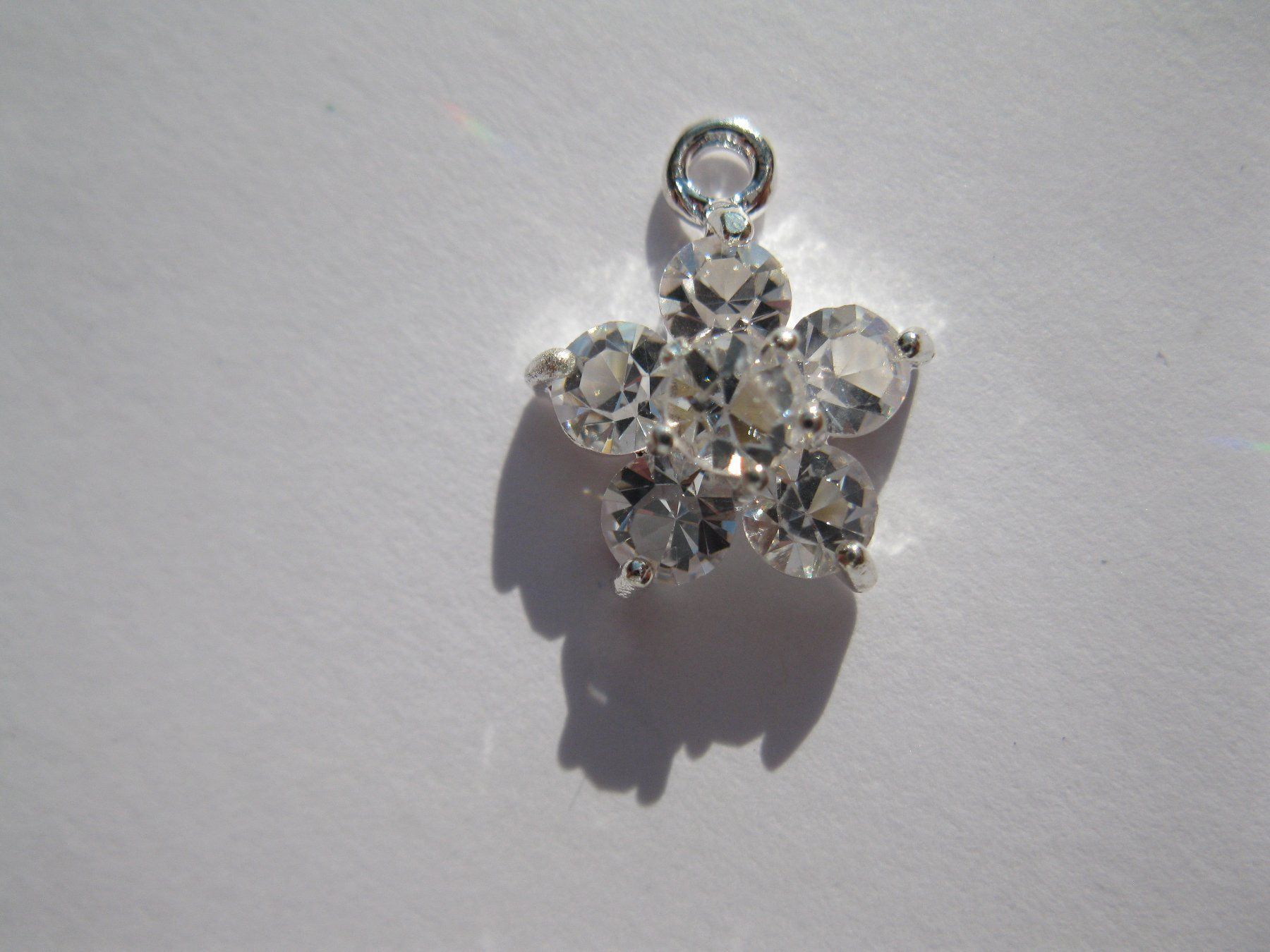 Perle (finte): Anhänger Blume, versilbert mit Strass – Nuovo e nell'imballaggio originale da St. Margarethen TG venduto da LuanaKa