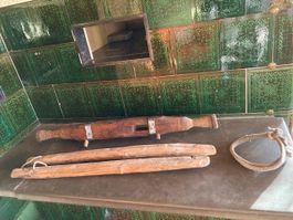 Aufhängevorrichtung antik aus Holz und geschmiedetem Metall