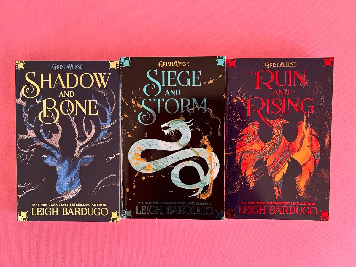 Libri: Grishaverse Trilogie - Shadow and Bone – Usato da Wangen b. Olten venduto da Eyluelgoek