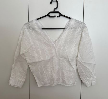 Damen Bluse weiss mit Spitze und V-Ausschnitt