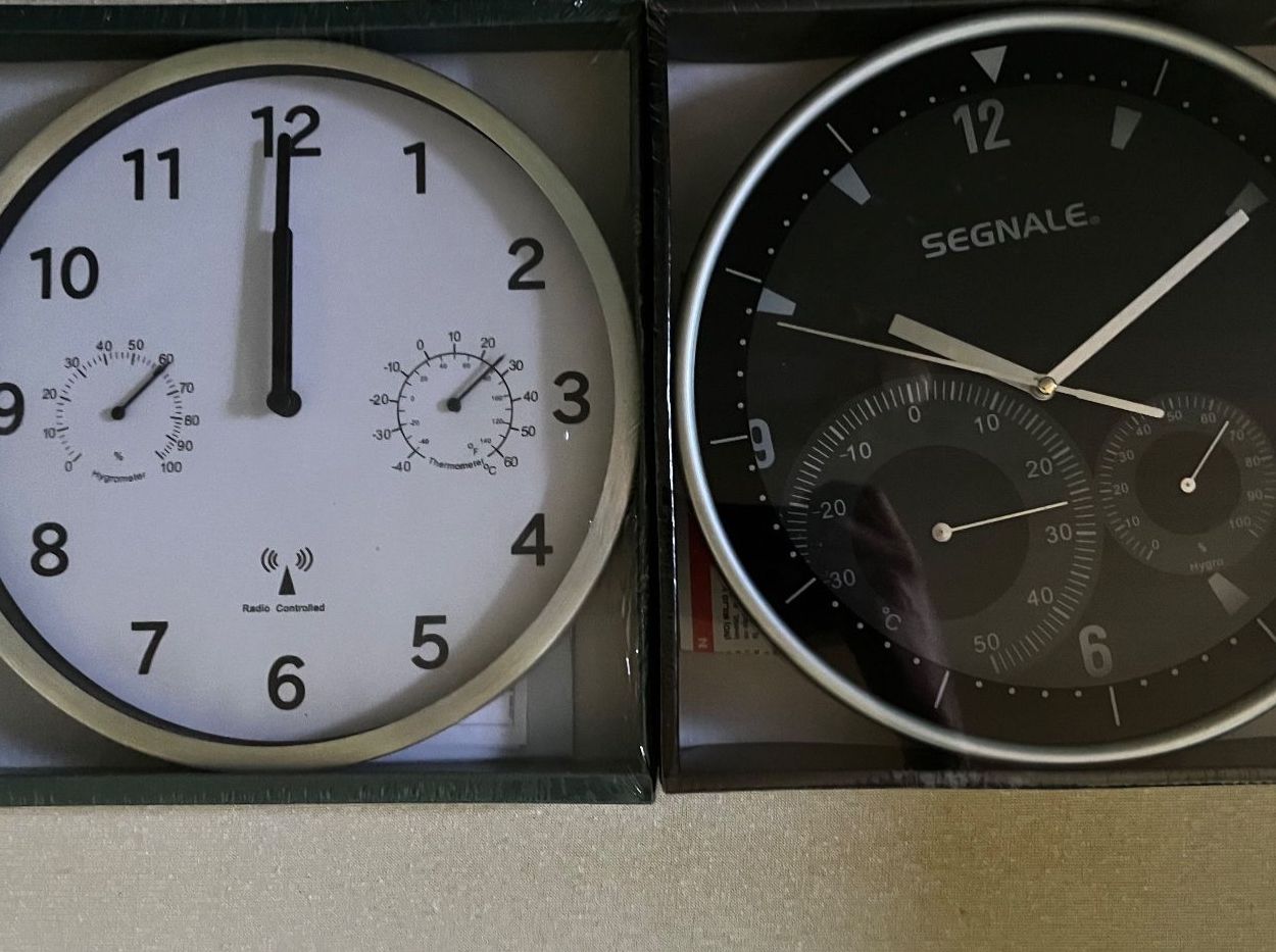 Orologi da terra & Orologi da parete: 2 Neue originalverpackte Wanduhren – Nuovo e nell'imballaggio originale da Allschwil venduto da GrenzWert