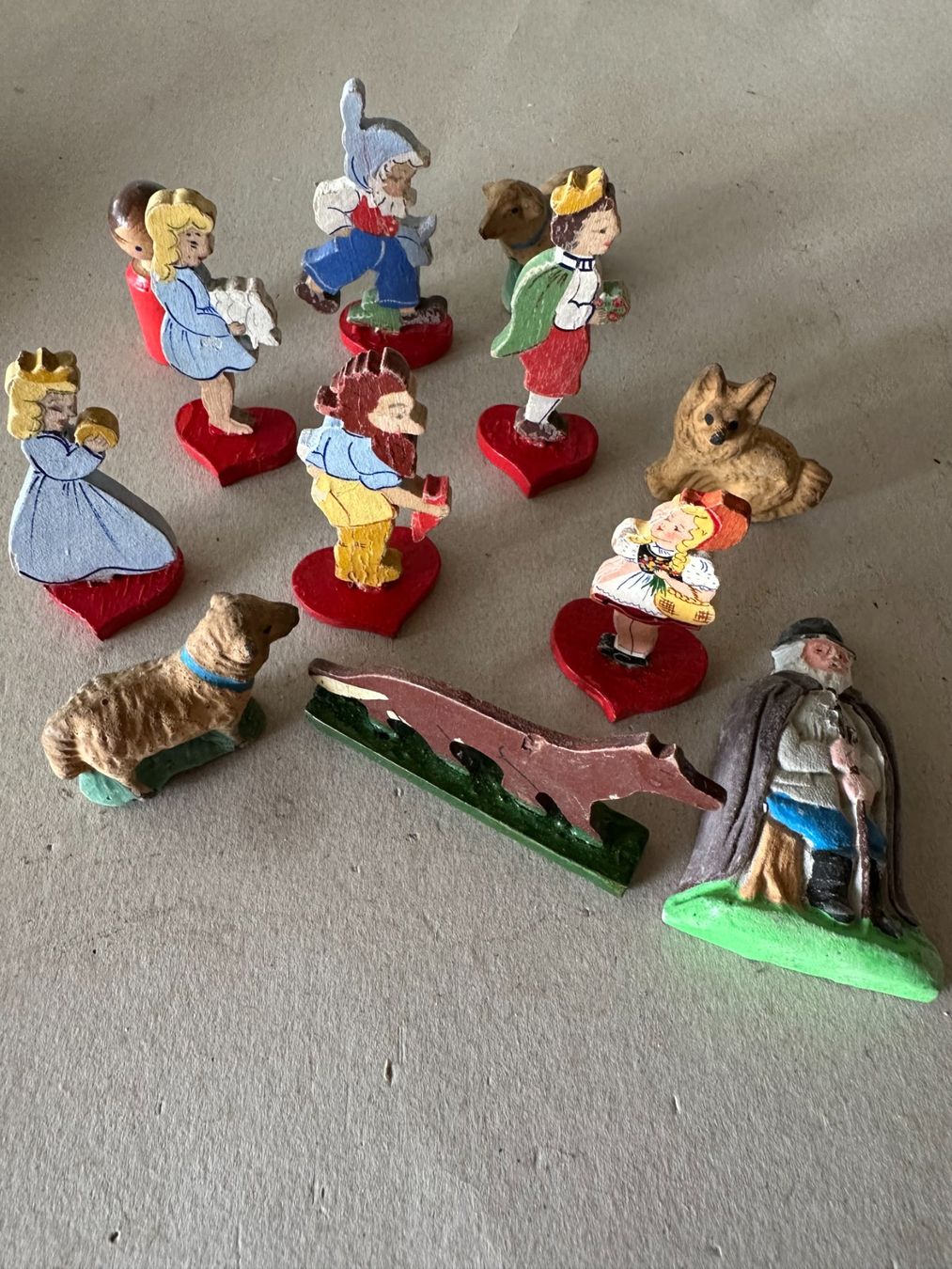 Figuren: Kleine alte Holzfiguren – Gebraucht aus Mühlethal von Buntfarbe