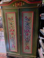 Alter Holzschrank mit Bauernmalerei