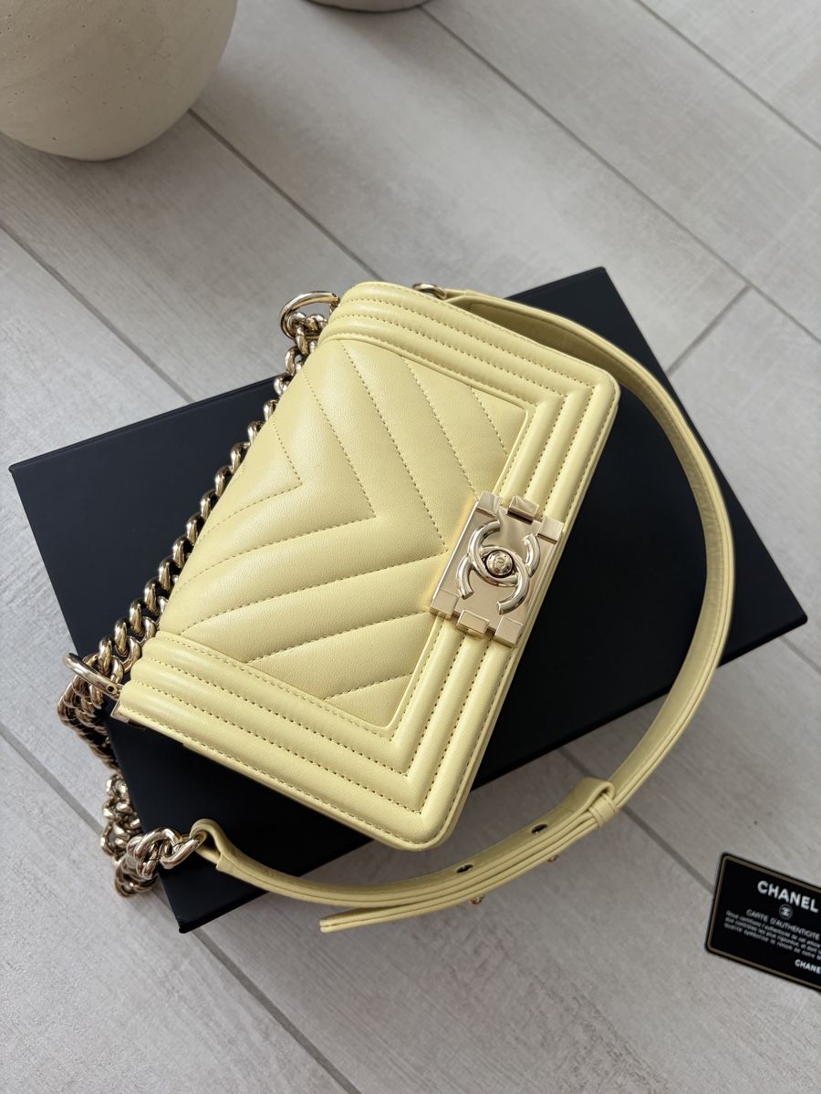 Chanel Borse da donna: Chanel le Boy Mini Chevron jaune tendre  – Usato da Port venduto da Flaconoir 4