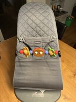 Babybjörn Wippe grau mit Spielbogen gebrauchter Zustand