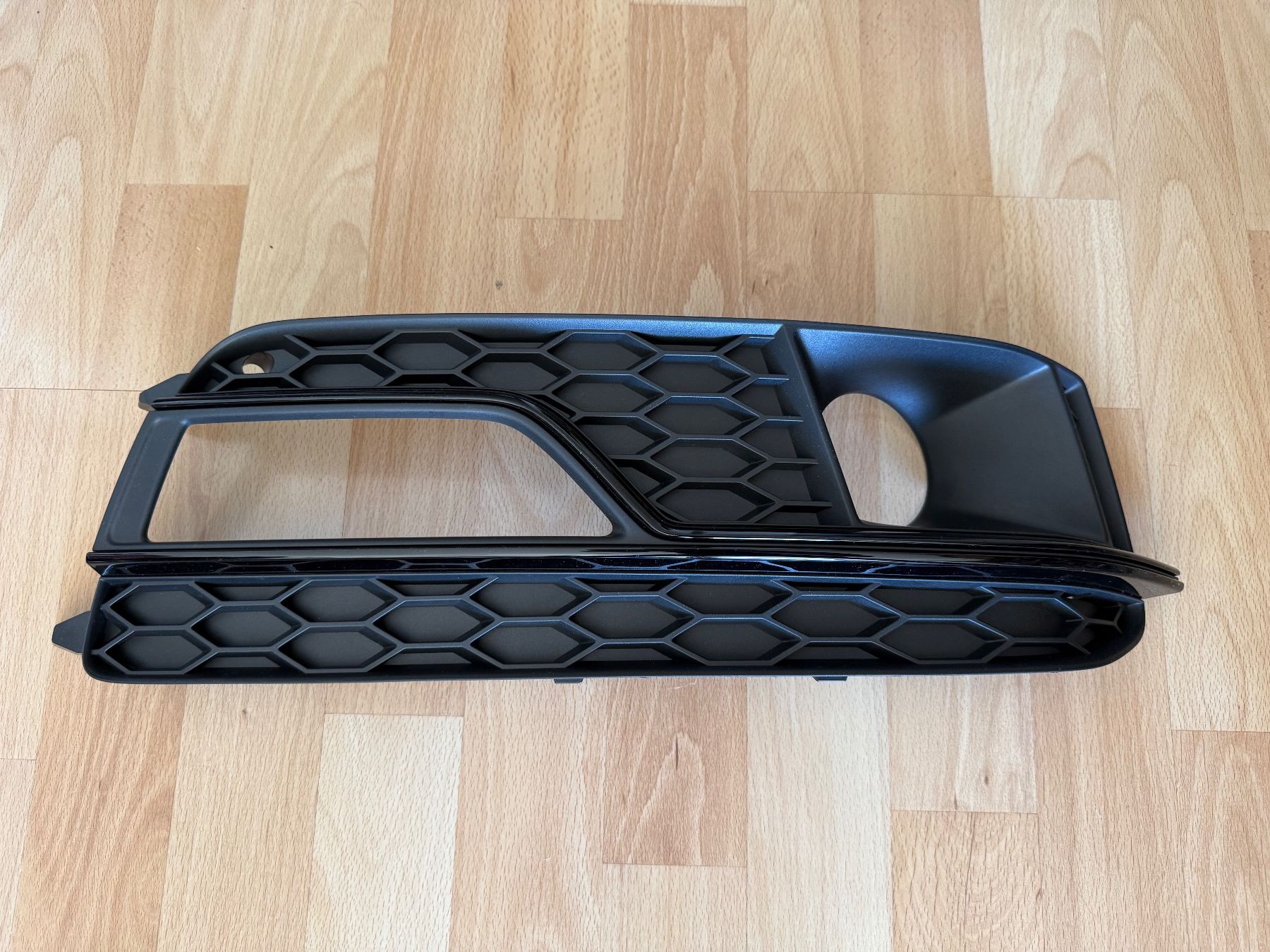 Audi Tutti pezzi di ricambio auto: Audi Fog Light Grille Nebelscheinwerferabdeckung – Nuovo e nell'imballaggio originale da Zürich venduto da geo_wrn7