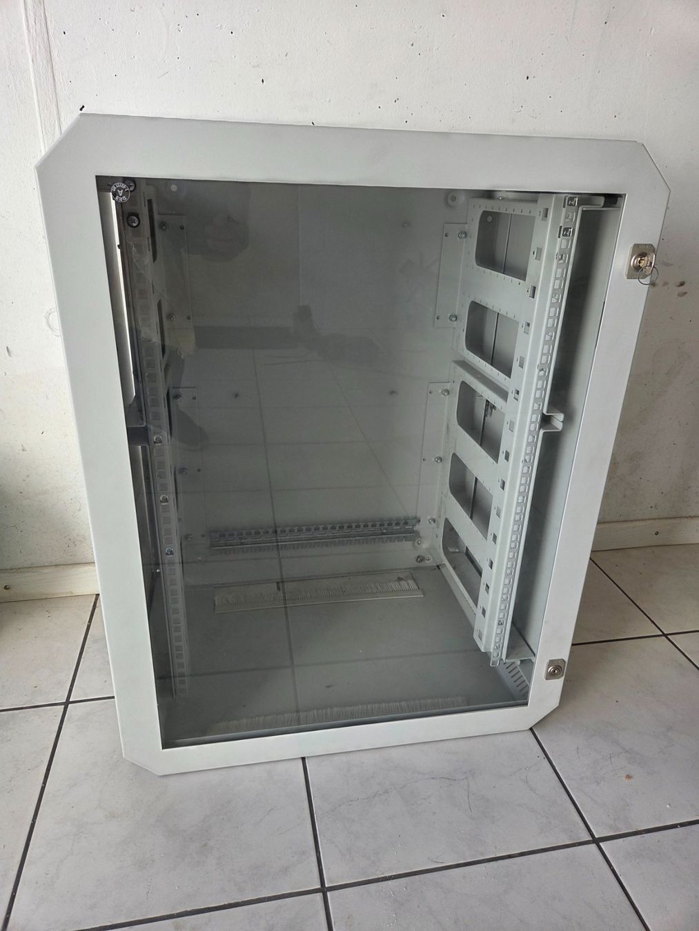 Racks & Cavalletti: 15HE - 19" Serverrack Wandmontage – Usato da Gunzgen venduto da Wahi