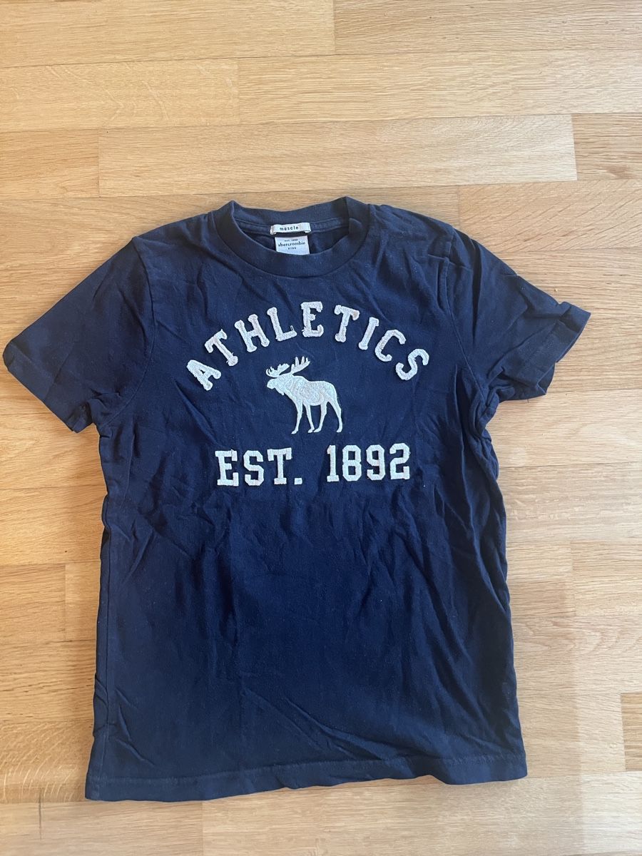 Hemden, T-Shirts & Polos: Abercrombie Kids T-Shirt – Neu (gemäss Beschreibung) aus Cham von dej4vue