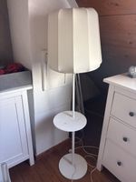 Weisse Ikea Stehlampe mit Tisch - Praktisch & Stilvoll!
