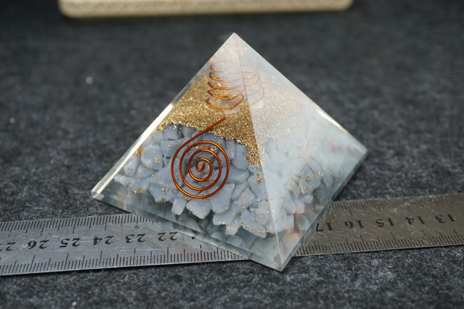 Minerali & Pietre curative: Angelit   -Orgonit - Pyramide 75mm  ab 10.- – Nuovo e nell'imballaggio originale da Eschenbach SG venduto da topstone 1