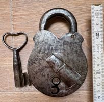 Antikes grosses 14.5 cm Vorhängeschloss Schmiedeeisen antik
