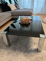 Schwarzer Couchtisch mit Glasplatte, sehr guter Zustand