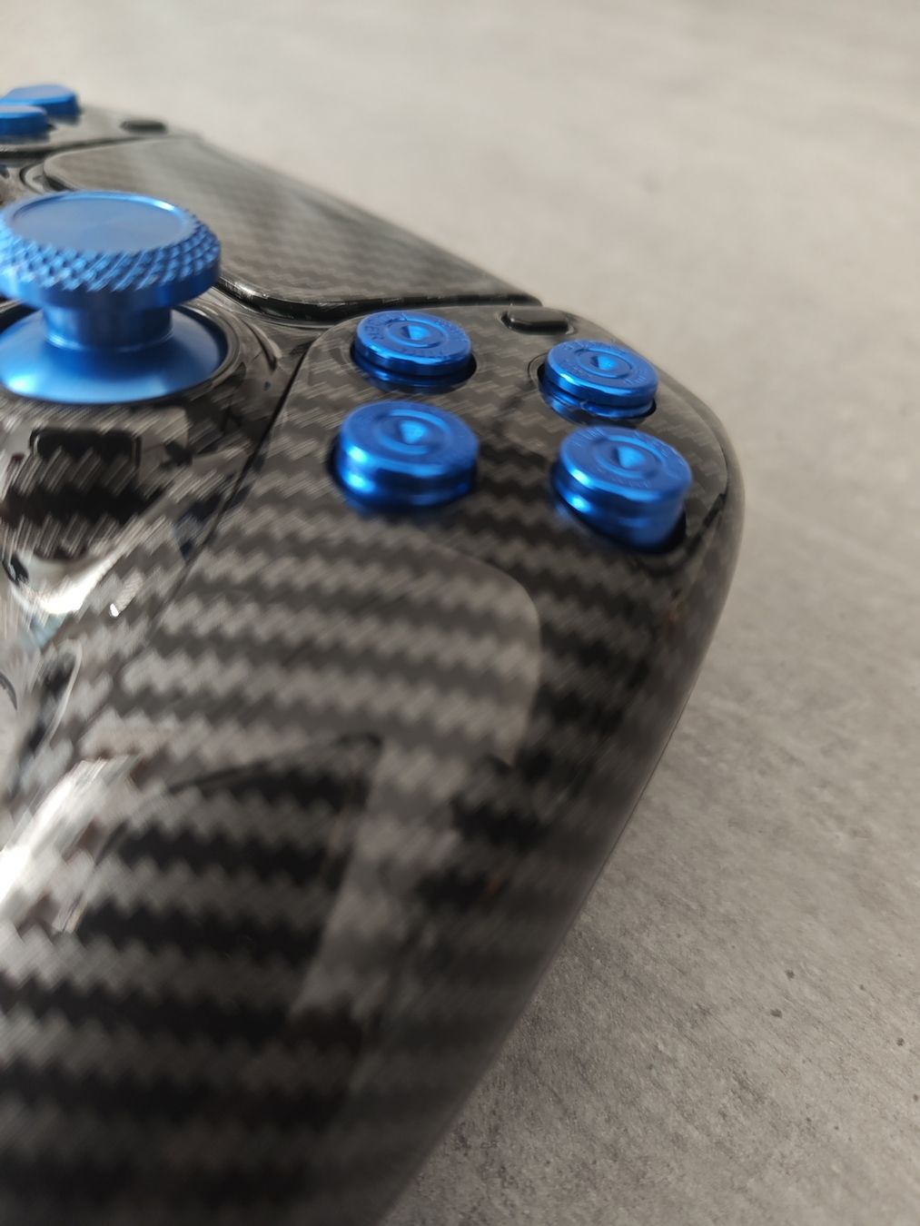 Sony Controller: PS5 Controller Carbon-Optik & blauen Tasten im Metallic Look – Nuovo e nell'imballaggio originale da Sargans venduto da ver_ncy5 1