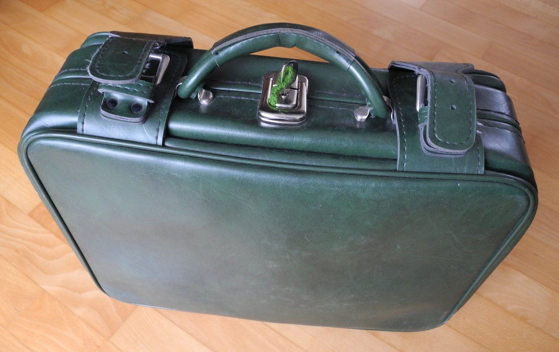 Valigie: Vintage Koffer dunkelgrün mit Schlüssel – Usato da Güttingen venduto da romli