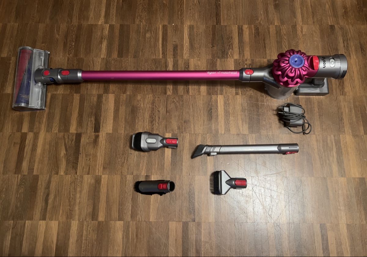 Dyson Staubsauger & Zubehör: Dyson V7 Absolute mit Zubehör wenig gebraucht!! – Gebraucht aus Heerbrugg von fdi_7ngx 1