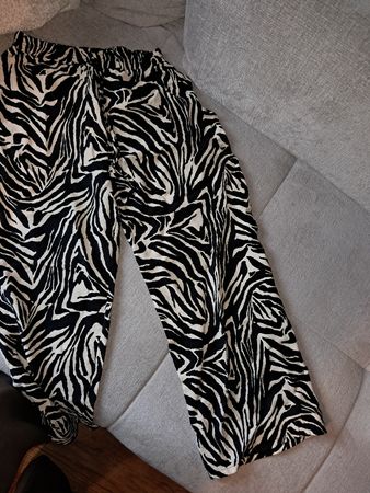 Zebra Hose, Grösse M, Sommer-Look, bequeme Stoffhose!