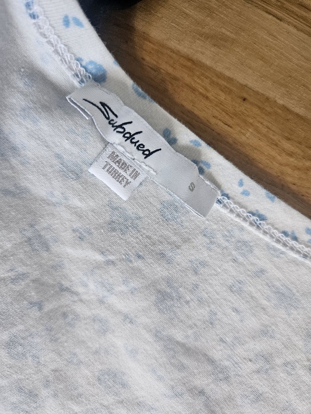 Weekday T-Shirts: 3er Shirt Set eng anliegend – Gebraucht aus Zürich von leonard014 1