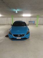 Volvo V40 D4 R-Design Geartronic in Blau.